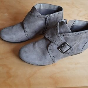 Cute taupe boots in great condition